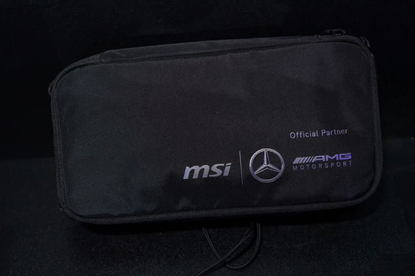 Stealth 16 Mercedes-AMG Motorsport付属のポーチ