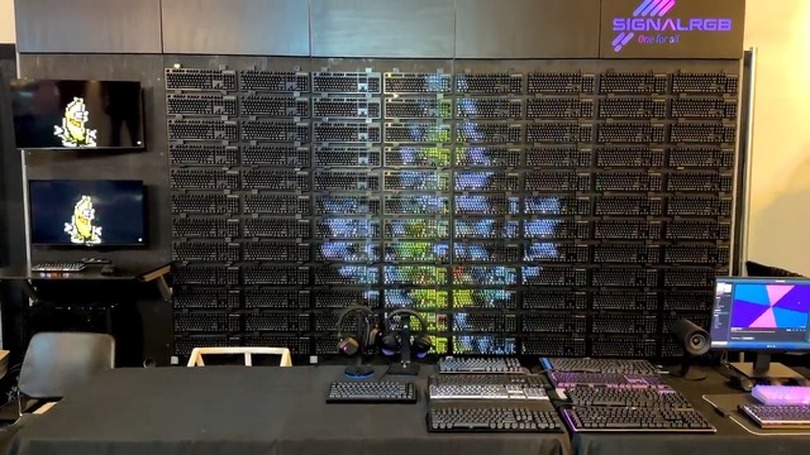 ゲーミングキーボード約100個を並べて巨大ディスプレイを制作！様々なミーム動画が再生される