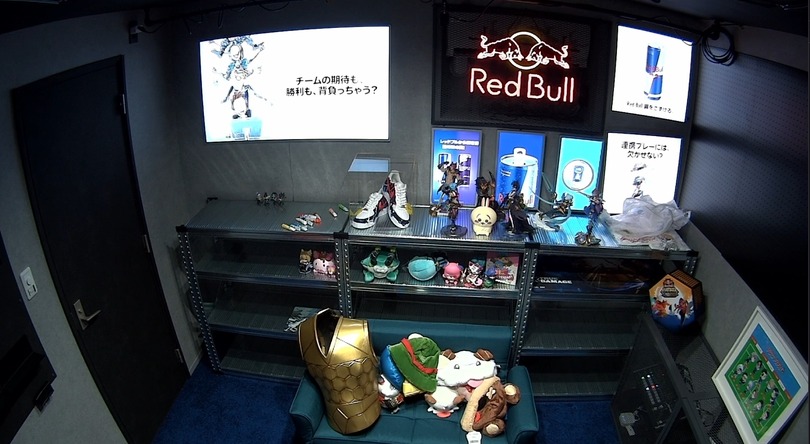 SHAKAが超豪華なゲーム配信部屋を自宅に作成！マルチアングルシステムやRed Bullから贈られた世界にひとつのシューズなどをお披露目