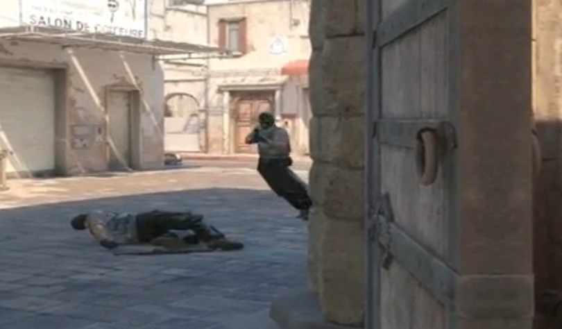 人気FPS『CS2』で“マイケルジャクソンピーク”が話題に―身体を斜めに倒した敵がこちらを覗く