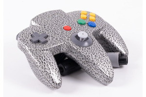 激レア「NINTENDO64」コントローラーが屋根裏から発見される―25年前の友人が気づいて発覚 画像