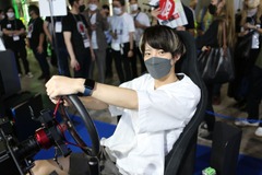 するがモンキーさん、Mukaiさんなどインフルエンサーがeモータースポーツを体験！座席が揺れ、ハンドルを持っていかれる感覚を利く【TGS2022】 画像