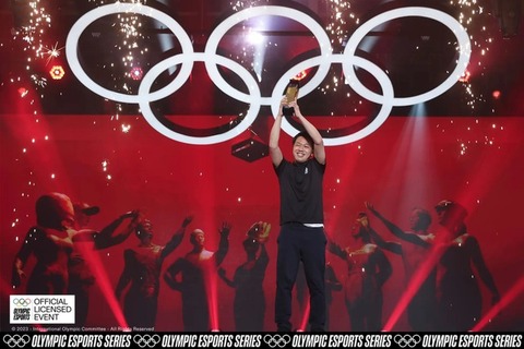 IOC主催「オリンピックeスポーツシリーズ2023」野球競技では日本選手がワンツーフィニッシュ！ホームランをきめてガッツポーズ 画像