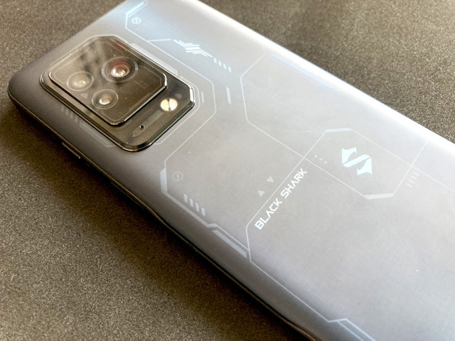 荒野行動 原神 も長時間遊べる 液冷システム搭載の Black Shark 5 Pro ゲーミングスマホ試用レポ 12枚目の写真 画像 Rugs ラグス Supported By Intel 荒野行動 原神 も長時間遊べる 液冷システム搭載の Black Shark 5 Pro ゲーミングスマホ試用レポ 12枚目の写真 画像 Rugs ラグス Supported By Intel