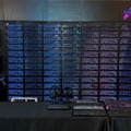 ゲーミングキーボード約100個を並べて巨大ディスプレイを制作！様々なミーム動画が再生される